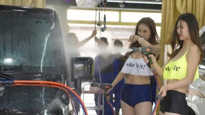 Para wanita cantik sedang cuci mobil. Foto ilustrasi.