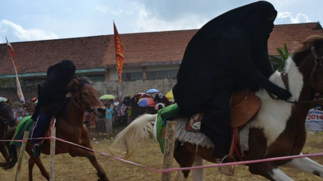 Joki wanita bercadar dalam lomba pacu kuda santri di Malang