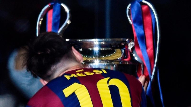 Pemain Barcelona, Lionel Messi, cium trofi Liga Champions