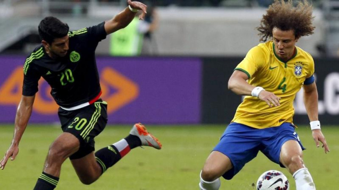 Bek Timnas Brasil, David Luiz (kanan)