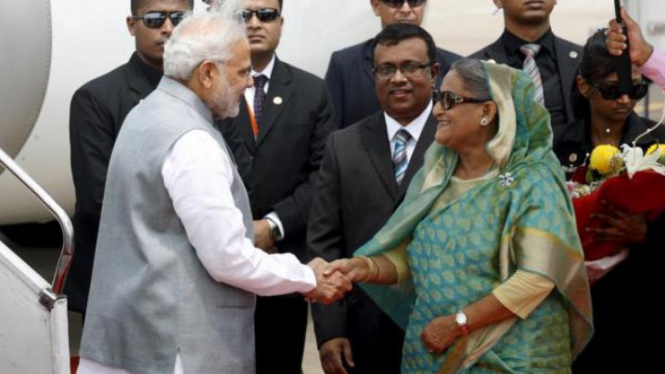PM India Narendra Modi berjabat tangan dengan PM Bangladesh Sheikh Hasina.
