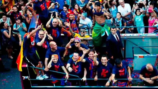 Pemain Barcelona selebrasi juara di atas bus terbuka