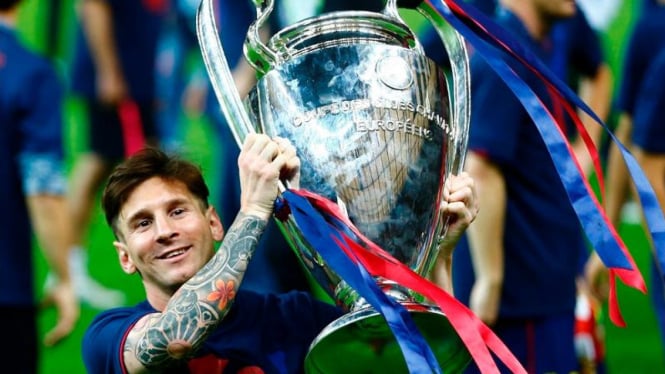 Lionel Messi bersama trofi Liga Champions