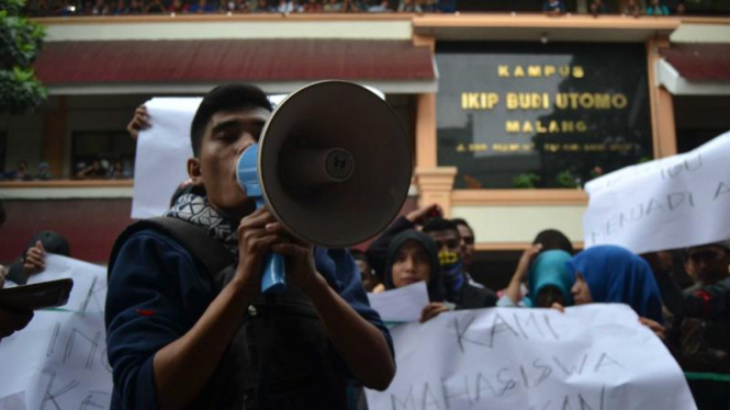 Aksi unjuk rasa mahasiswa di IKIP Budi Utomo Malang
