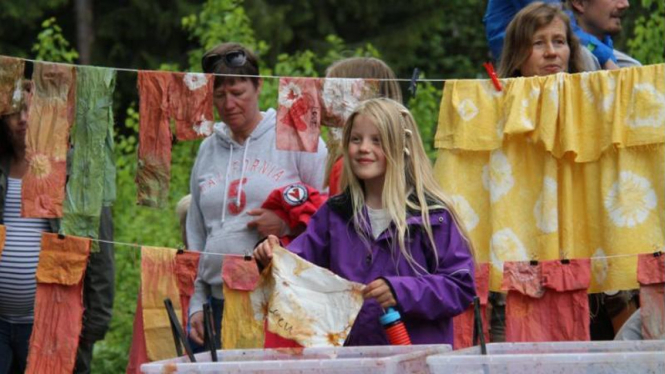 Anak anak Norwegia belajar membuat kain batik