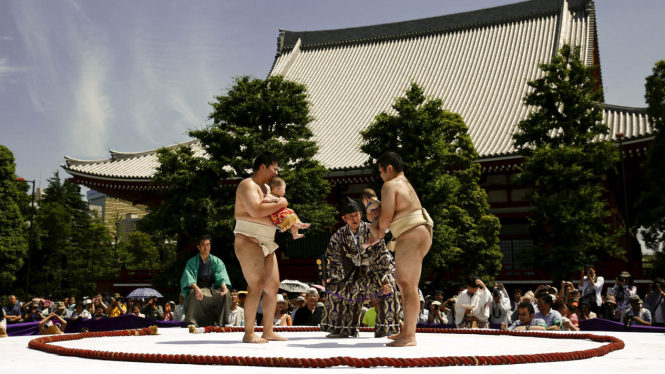 Kontes Sumo Bayi Menangis di Jepang