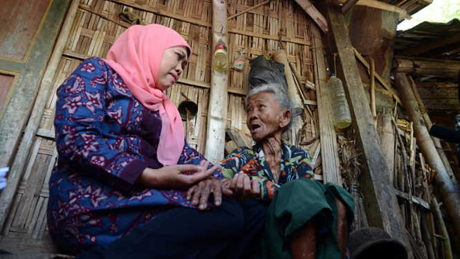 Keakraban Menteri Khofifah Dengan Nenek Penyandang Disabilitas Intelegensia