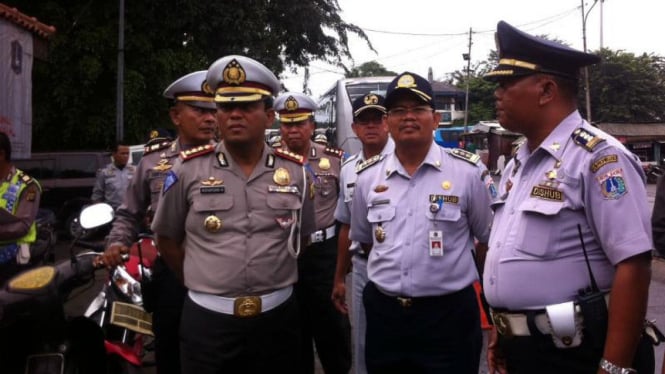 Dirlantas Polda Metro, Kombes R  Nursin meninjau arus mudik di terminal