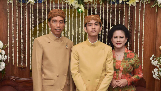 Jokowi dan Iriana Berfoto Bersama Putranya Jelang Pernikahan