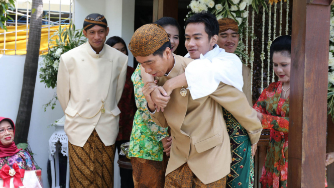 Presiden Joko Widodo saat menjalani prosesi siraman dalam rangka pernikahan putra sulungnya, Gibran Rakabuming Raka, dan Selvi Ananda, beberapa waktu lampau.