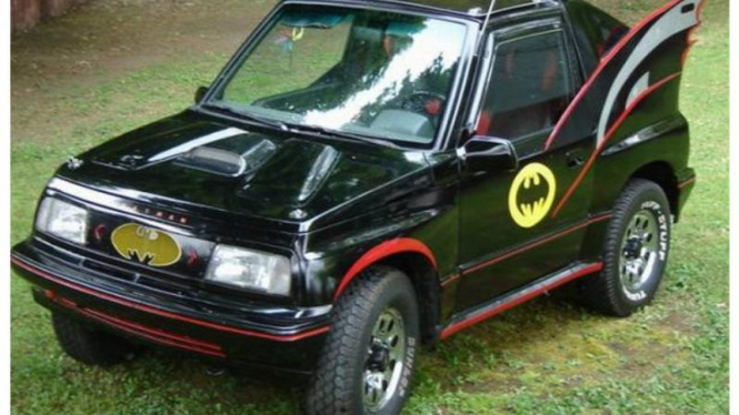 Mobil bergaya Batman.