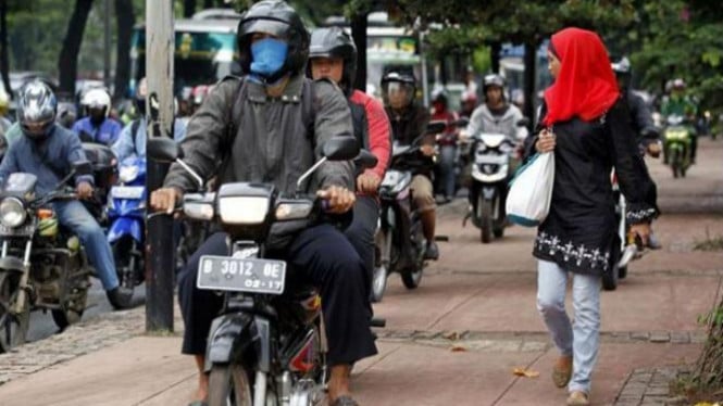 Pengendara Motor Naik Trotoar