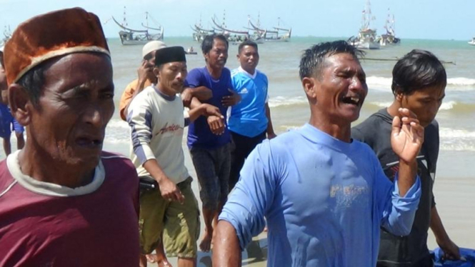 Korban kapal tenggelam yang selamat di Sumenep Madura.