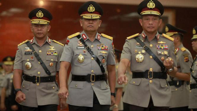 Komisaris Jenderal Polisi Tito Karnavian (kanan).