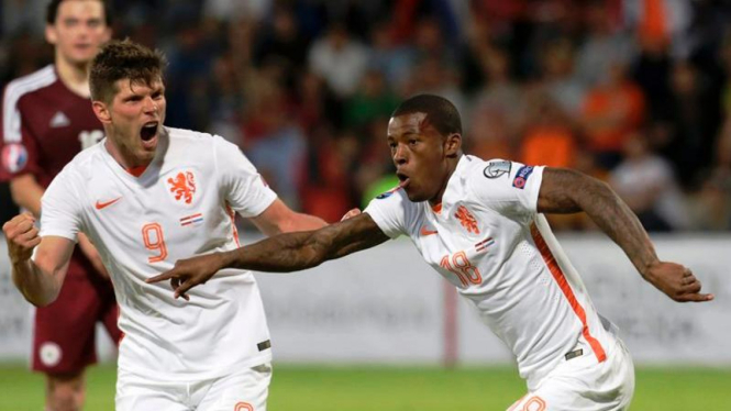 Pemain Belanda, Georginio Wijnaldum (18) mencetak gol ke gawang Latvia