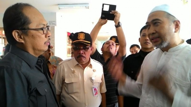 Wakil Walikota Jakarta Selatan Tri Kurniadi (kiri).