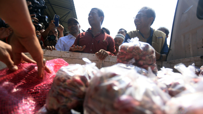 Mentan Amran Sulaiman Menggelar Operasi Pasar Bawang Merah