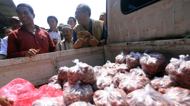 Mentan Amran Sulaiman Menggelar Operasi Pasar Bawang Merah