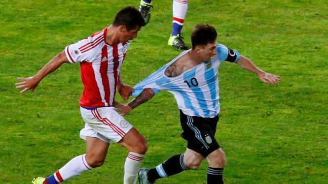 Pemain Argentina, Lionel Messi, saat hadapi Paraguay