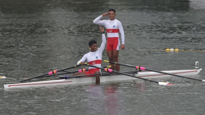 Atlet dayung Indonesia, Ihram (kiri) dan Arief, di SEA Games 2015