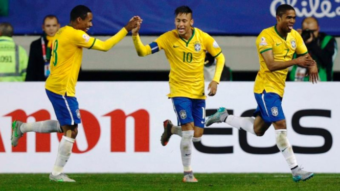 Neymar (tengah) dan pemain Brasil di laga Copa America melawan Peru