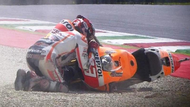 Pembalap Honda, Marc Marquez usai terjatuh di MotoGP Catalunya
