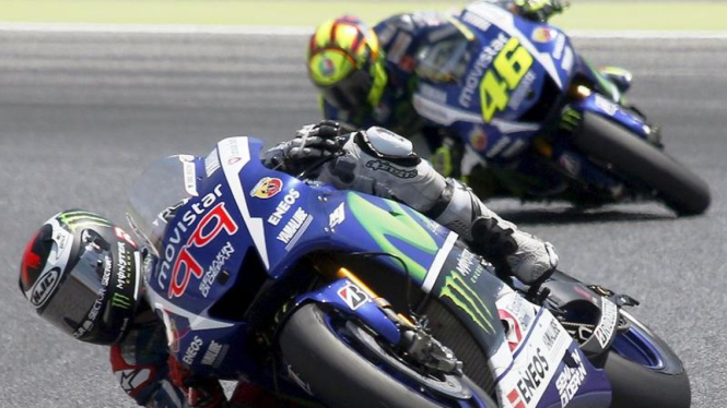 Pembalap Tim Yamaha, Jorge Lorenzo (depan) dan Valentino Rossi.