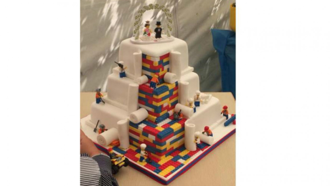 Kue pernikahan dari mainan Lego.