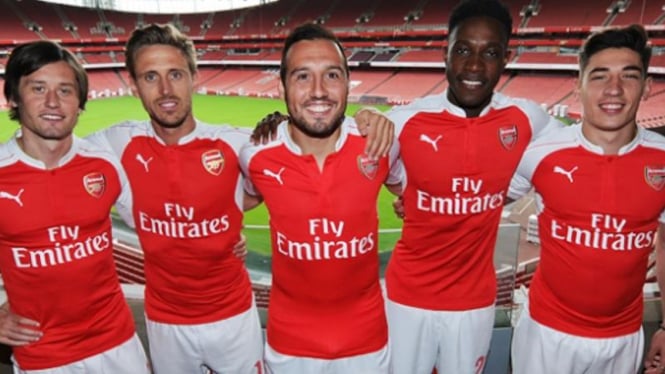 Para pemain Arsenal mengenakan kostum untuk musim 2015-16
