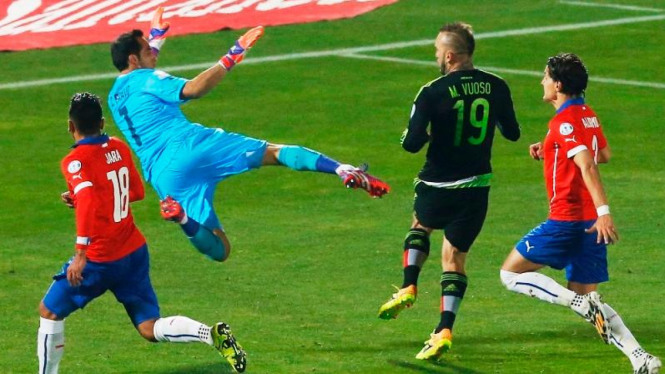 Striker Meksiko, Vicente Vuoso mencetak gol ke gawang Chile di Copa America 2015