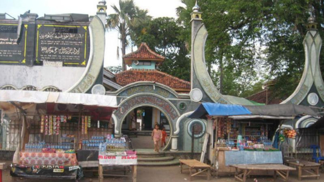 Gerbang makam Syekh Quro di Karawang.