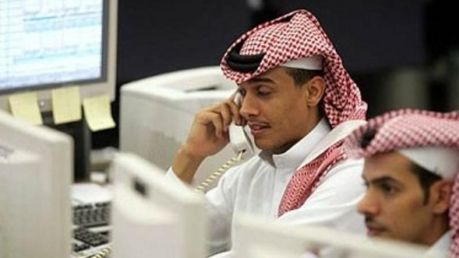 Memantau perkembangan di bursa saham Arab Saudi