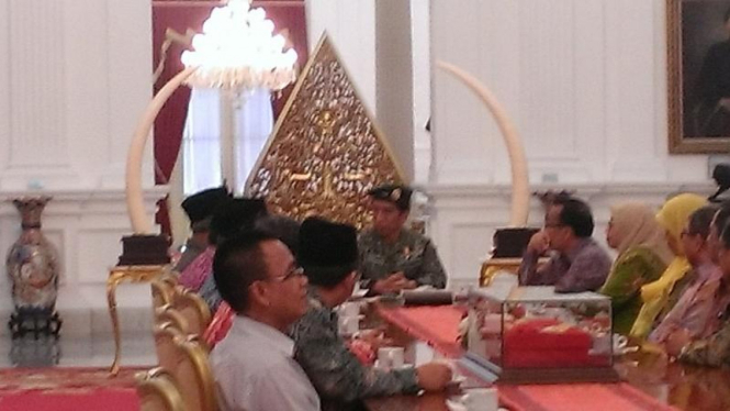Jokowi pakai baju militer 