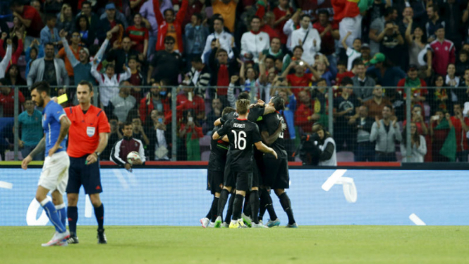 Pemain timnas Portugal merayakan gol ke gawang Italia