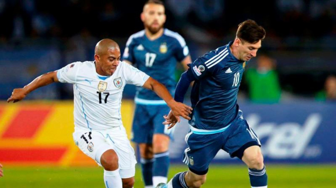 Bintang Argentina, Lionel Messi (kanan) di laga melawan Uruguay