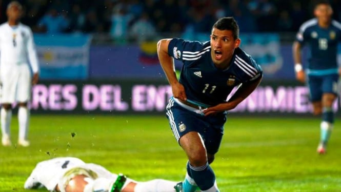 Striker Argentina, Sergio Aguero merayakan gol ke gawang Uruguay