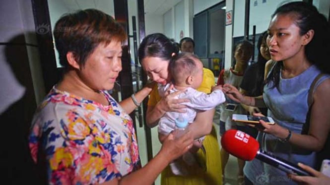 Bayi perempuan itu kembali pada keluarganya dengan selamat.