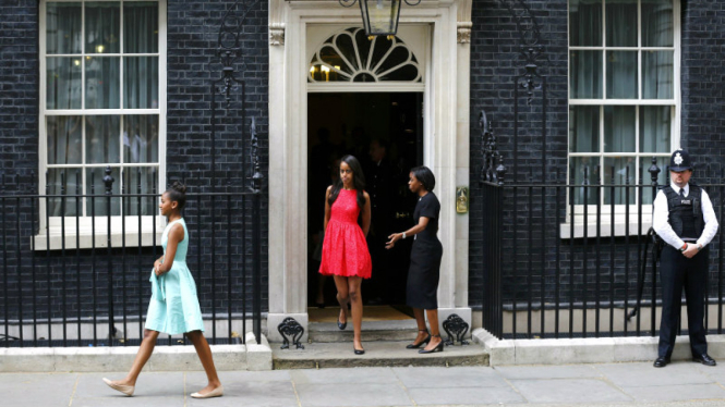 Gaya modis Sasha dan Malia Obama di Inggris