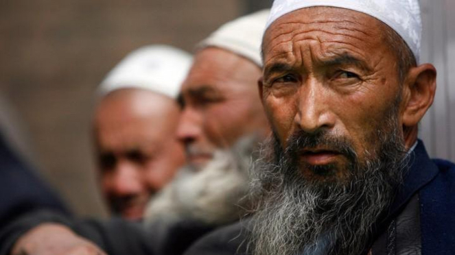 Pria berjenggot dari etnis Uighur di Xinjiang, China.