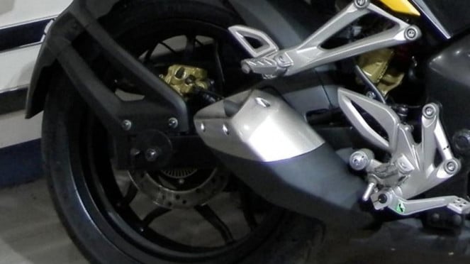 Ejemplos de sensores ABS en la rueda trasera del motor.