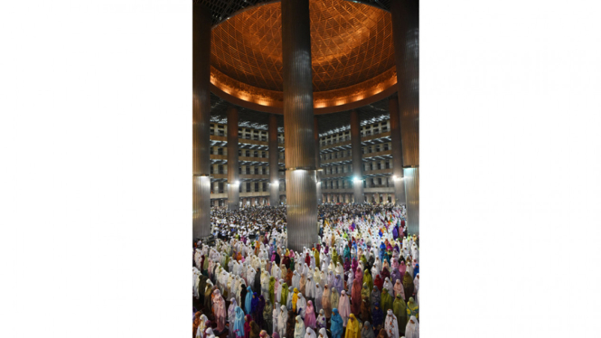 ibadah salat tarawih di istiqlal