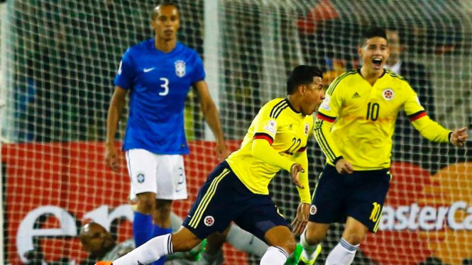 Pemain  Kolombia, Jeison Murillo (22) merayakan gol ke gawang Brasil