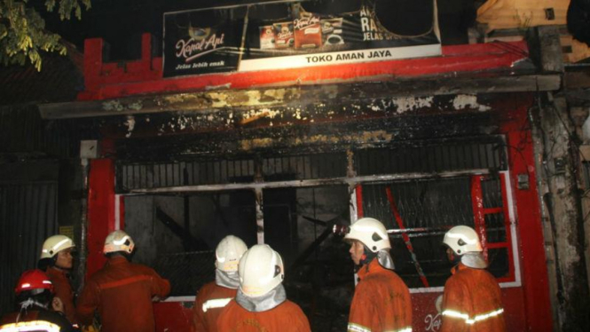 Tiga Orang Tewas Terpanggang dalam Kebakaran Toko di Surabaya