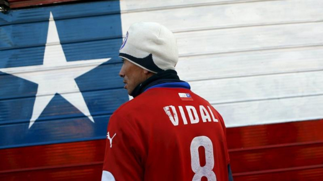 Suporter Chile menggunakan kostum Arturo Vidal