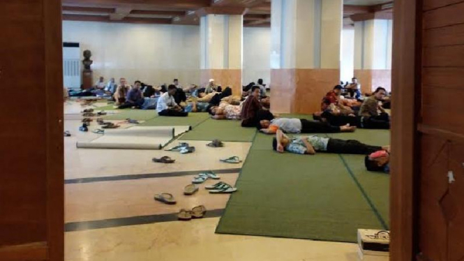 PNS DKI tidur di masjid saat puasa Ramadan 2016.