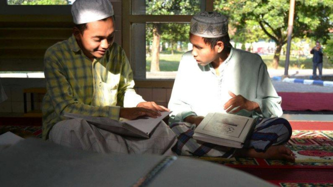 Siswa UPT rehabilitasi sosial cacat netra membaca Alquran.