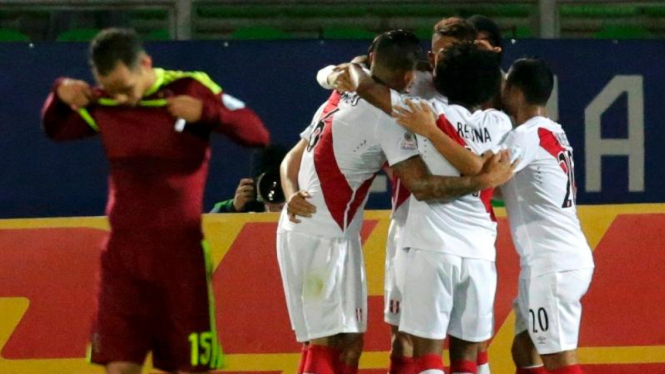 Para pemain Peru merayakan gol ke gawang Venezuela
