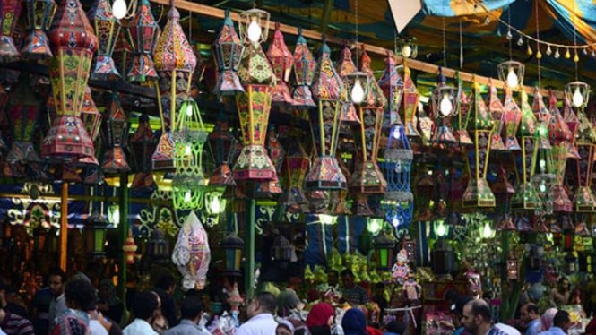Pasar di Kairo, Mesir, menjajakan lentera tradisonal Ramadhan 'fanous'