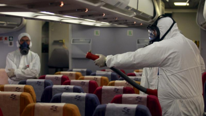 Proses disinfeksi pesawat Thai Airways, setelah diumumkannya kasus MERS.