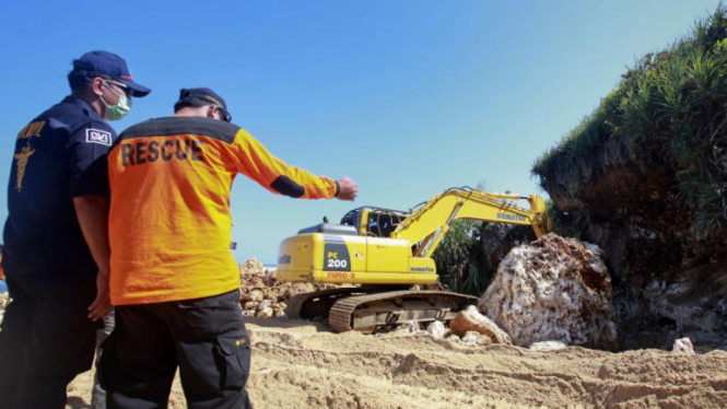 Proses evakuasi korban runtuhan tebing Pantai Sadranan